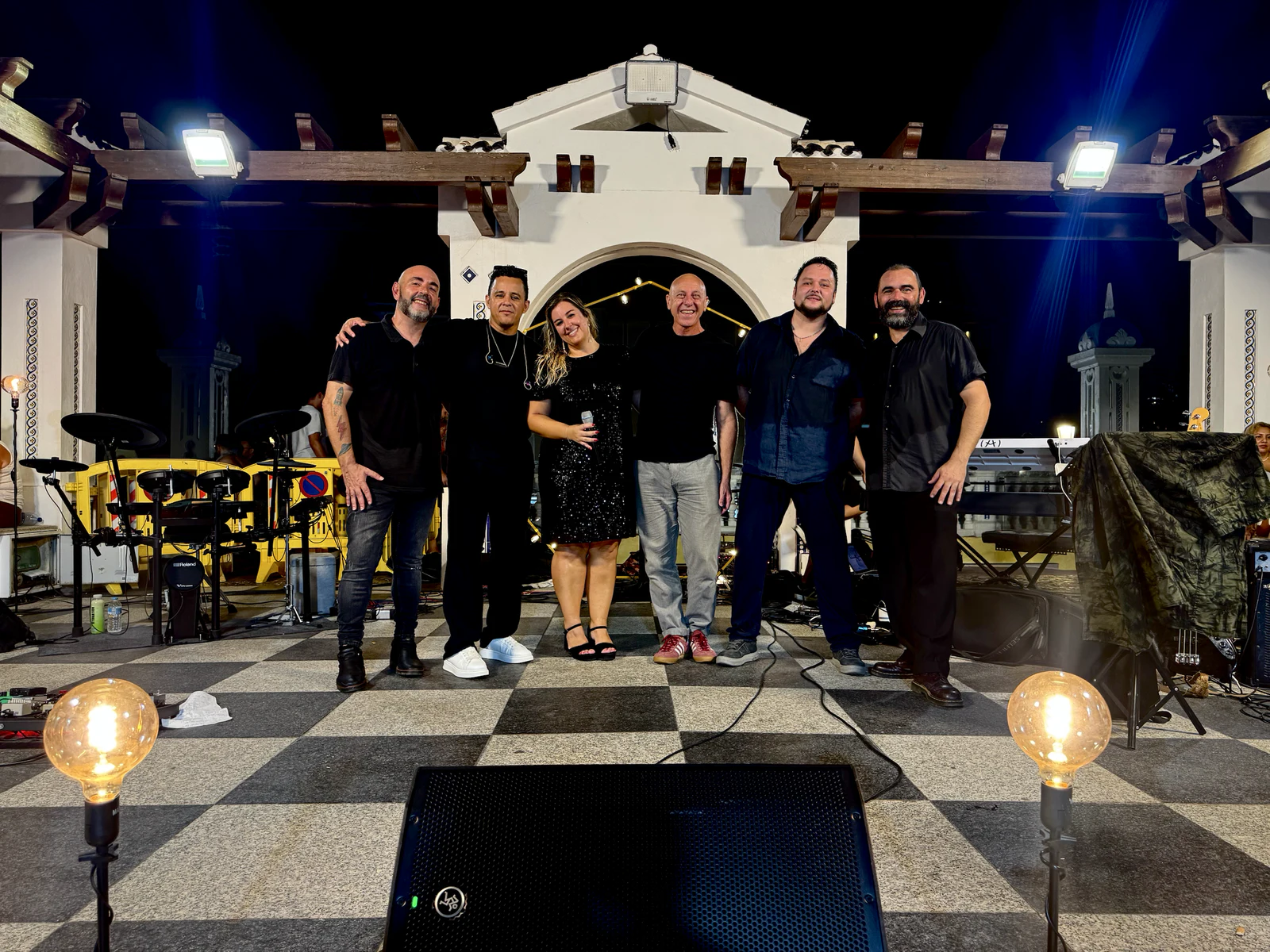 Lady Liverpool reunida sobre el escenario al finalizar el concierto