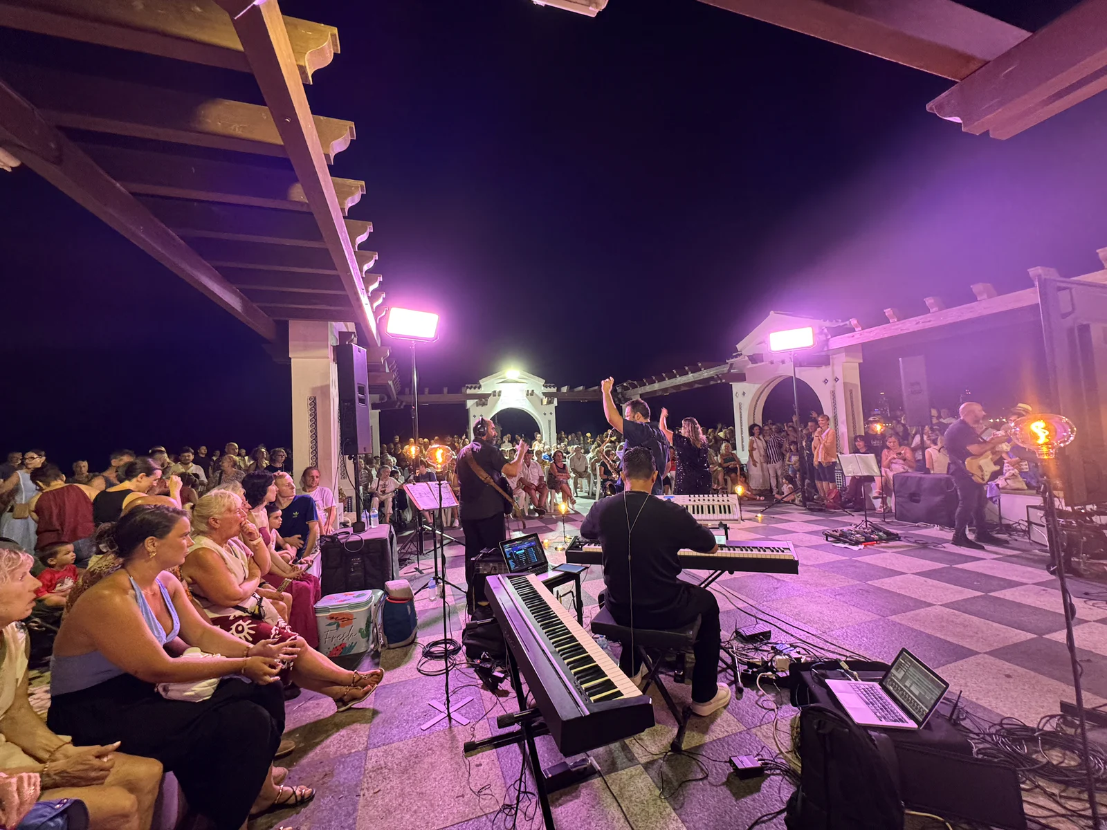 Vista del escenario de Lady Liverpool y del público desde la zona de teclados