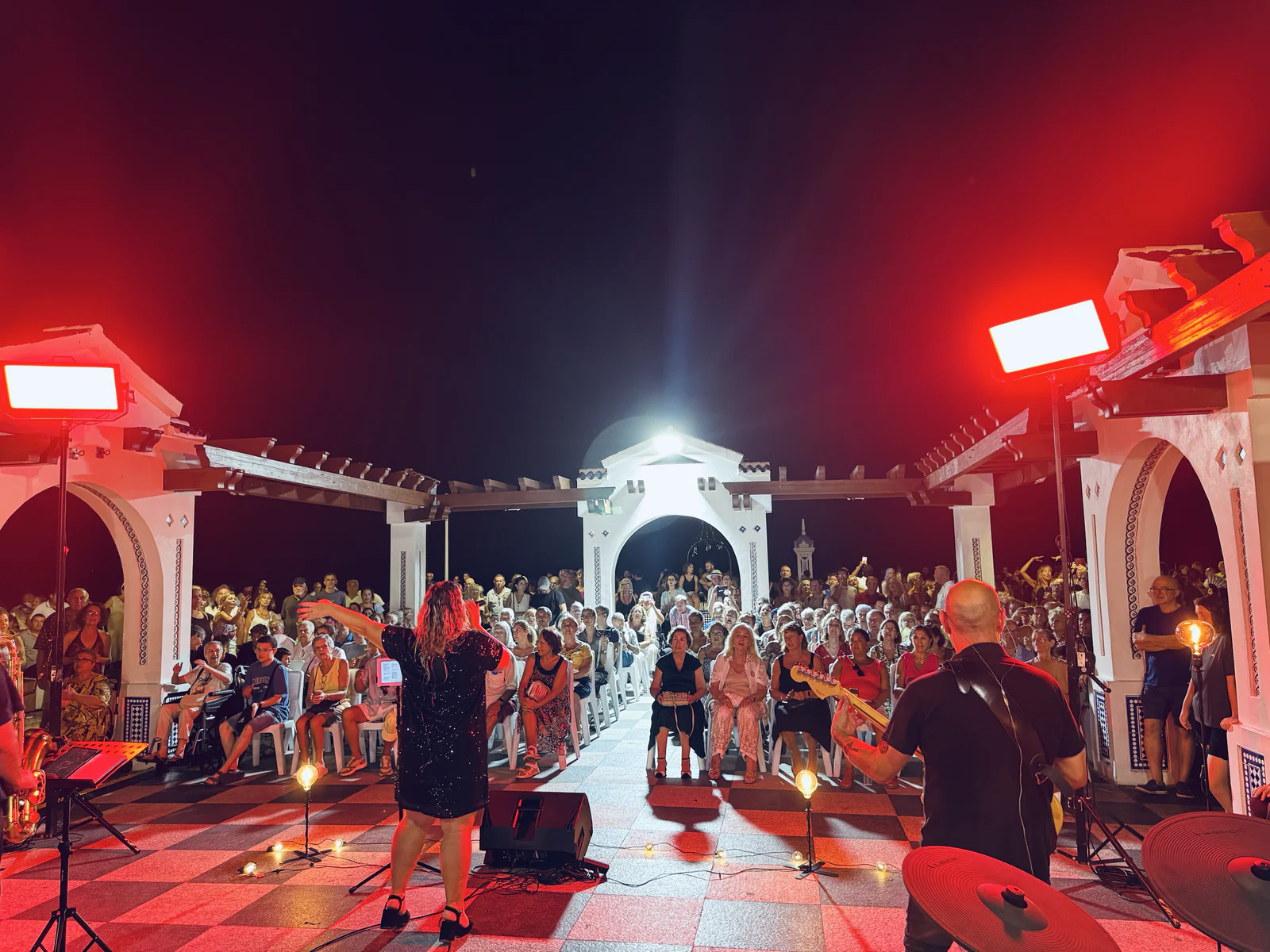 Sara Hernández canta ante el público durante el concierto de Benidorm