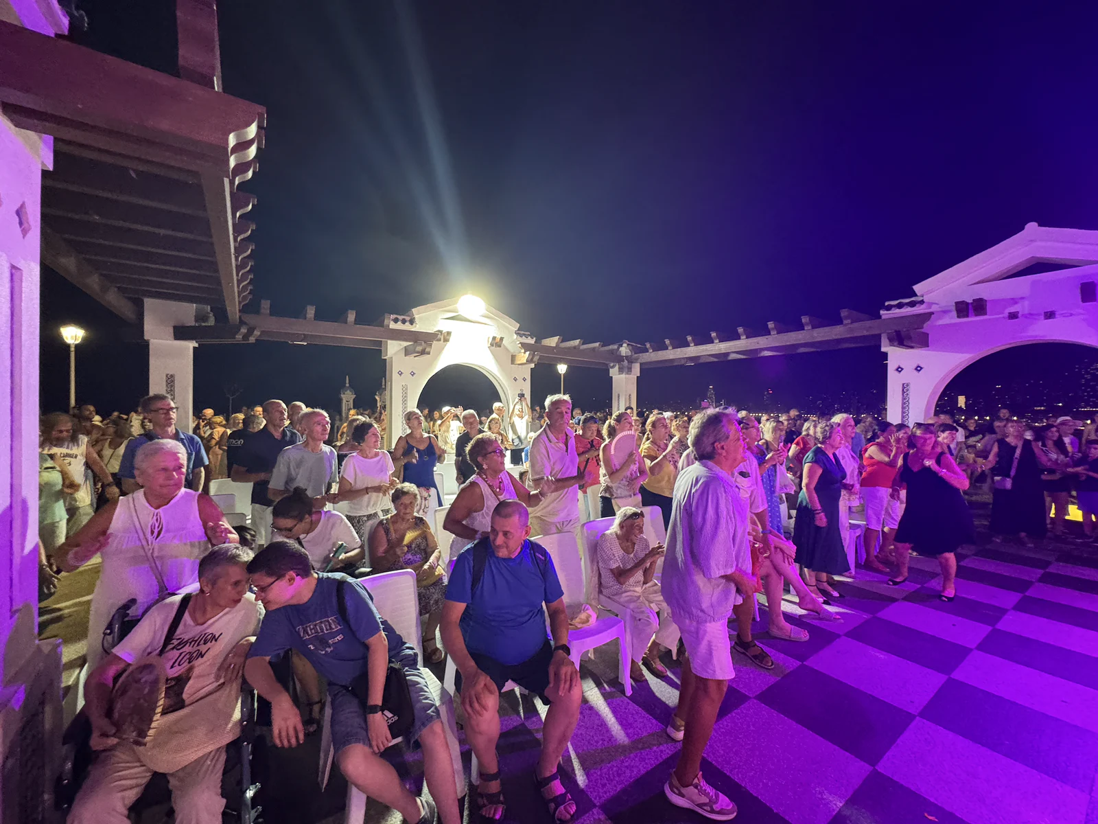 El público disfruta del concierto de Lady Liverpool en Benidorm