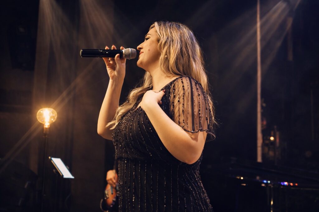 Sara Hernández cantando en el escenario durante Lady Liverpool